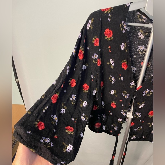 American Eagle crop‎ black floral top size XL - Picture 7 of 8